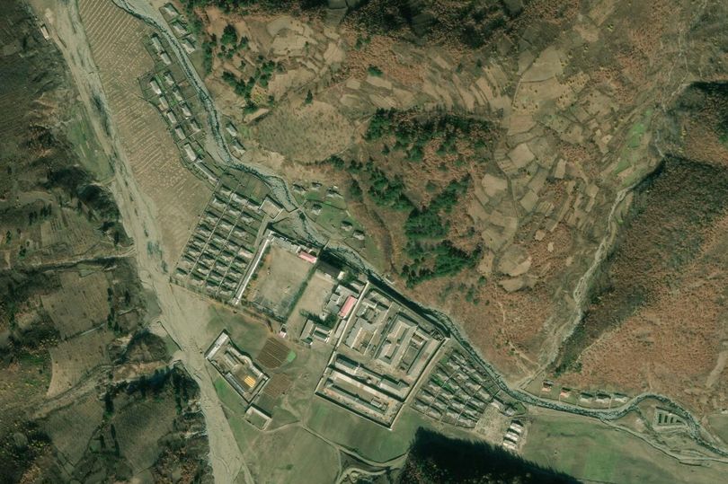 زندانیان در کره شمالی در کمپ های مخصوص موسوم به گولاگ مجبور می شوند آب رودخانه ای را بنوشند که خاکستر هم بندی های مرده شان در آن ریخته شده است.