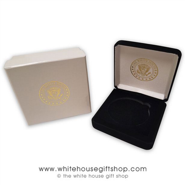 فروش سکه یادبود پیروزی دونالد ترامپ بر ویروس کرونا در کادو فروشی کاخ سفید
