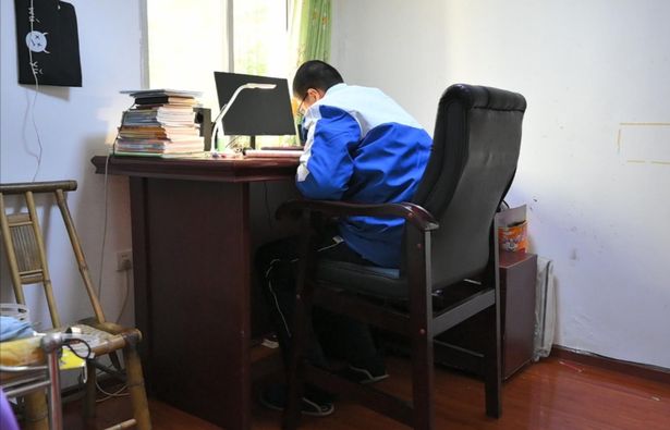 یک پسر نوجوان چینی که قد او بیش از هفت فوت اندازه گیری شده به زودی به طور رسمی عنوان بلند قامت ترین پسر نوجوان جهان انتخاب خواهد شد و نام او در کتاب گینس به ثبت خواهد رسید.