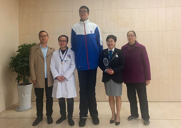 یک پسر نوجوان چینی که قد او بیش از هفت فوت اندازه گیری شده به زودی به طور رسمی عنوان بلند قامت ترین پسر نوجوان جهان انتخاب خواهد شد و نام او در کتاب گینس به ثبت خواهد رسید.