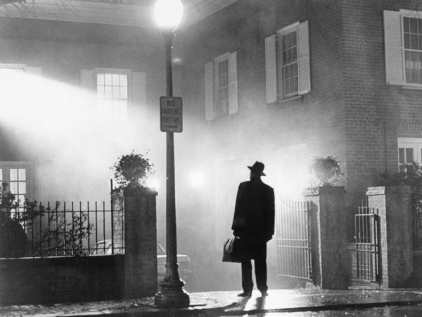 وقتی فیلم جن گیر (The Exorcist) در سال 1973 منتشر شد، ژانر وحشت را در مسیری تازه کانالیزه کرد و اکنون بعد از نزدیک به 6 دهه هنوز هم یکی از پرتنش ترین، پرتعلیق ترین و ترسناک ترین فیلم های ژانر وحشت به شمار می آید. 