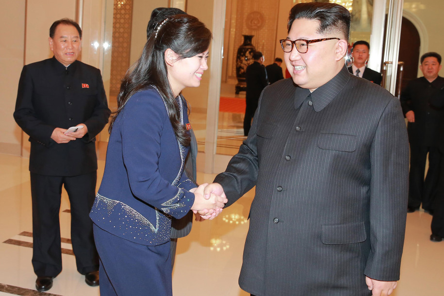به نظر می رسد هیون سونگ وول 43 ساله که خواننده است، توانسته حتی خواهر جاه طلب و قدرتمند کیم جونگ اون را کنار زده و نزدیک ترین فرد به رهبر کره شمالی باشد.