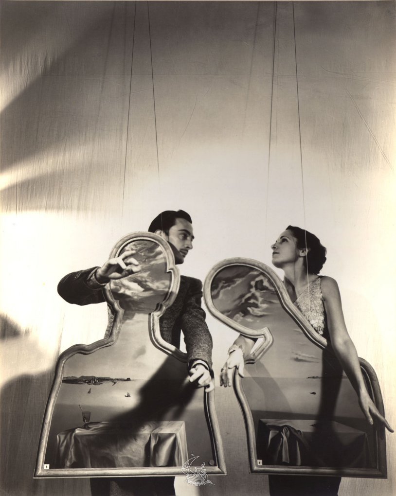 سالوادور دالی که در سن 84 سالگی در سال 1989 درگذشت، نقاشی «زوج با سرهایی پر از ابر» را در سال 1937 و در دوران جنگ داخلی اسپانیا کشیده است.