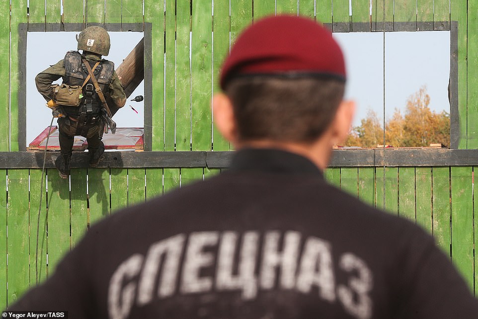 «12 دقیقه جهنمی»؛ آموزش سربازان روسی برای پوشیدن کلاه قرمز نیروهای اسپتسناز