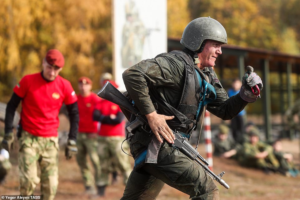 «12 دقیقه جهنمی»؛ آموزش سربازان روسی برای پوشیدن کلاه قرمز نیروهای اسپتسناز