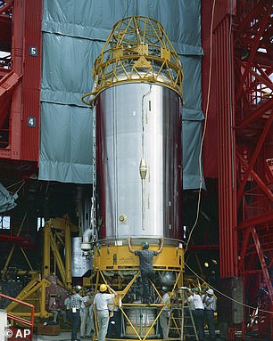 راکت Centaur در حال بازگشت به زمین پس از 54 سال