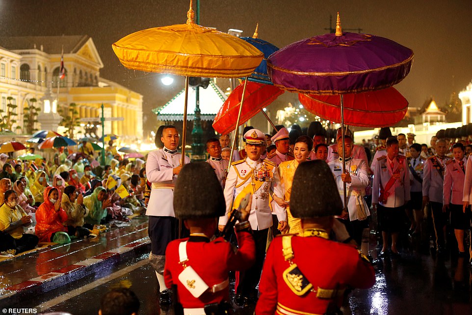 تصاویر بازگشت پادشاه عیاش تایلند و حرمسرایش از آلمان در میان اعتراض مردم کشورش