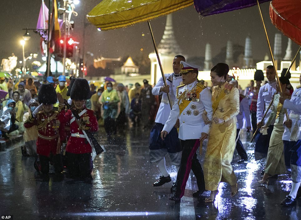 تصاویر بازگشت پادشاه عیاش تایلند و حرمسرایش از آلمان در میان اعتراض مردم کشورش