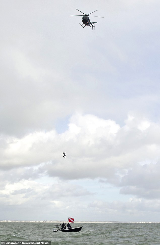 یک چترباز نظامی سابق از ارتفاع 131 فوتی (40 متر) و بدون استفاده از چتر خود را از یک هلیکوپتر به درون آب های دریای سولنت پرت کرده و رکورد جهان در این زمینه را شکست.