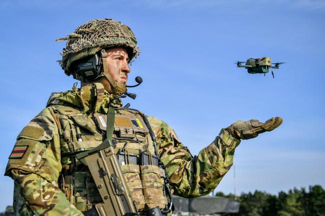 یکی از این گجت های نظامی ارتش بریتانیا «The Bug» یا «حشره» نام دارد که می تواند خودروهای در حال حرکت را ردیابی کرده با سرعت 50 مایل در ساعت پرواز کرده و درها را با مواد منفجره باز می کند.