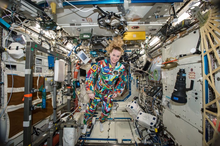 کیت رابینز فضانورد ناسا مانند بسیاری از دیگر آمریکایی ها در روزهای اخیر، رأی خود را در صندوق انداخته و تصویری از آن را در شبکه های اجتماعی منتشر کرده است.