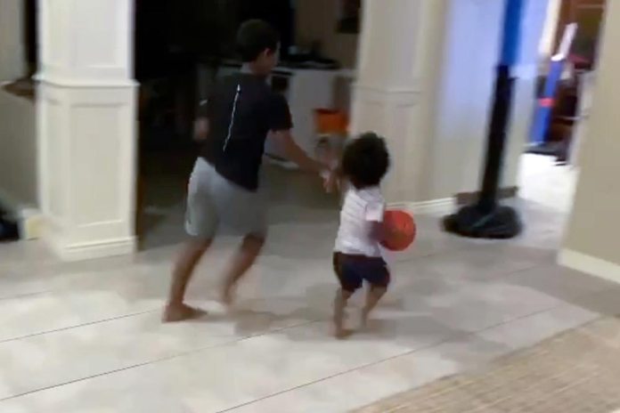 یک پسربچه سه ساله اهل کالیفرنیا به خاطر مهارت های باورنکردنی اش در بسکتبال طرفداران بسیاری در شبکه های اجتماعی بدست آورده است
