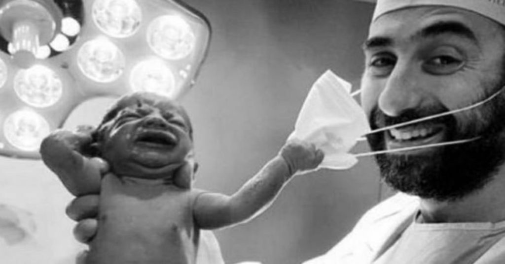 «نوزاد امید»؛ عکسی که به یکی از پربیننده ترین های شبکه های اجتماعی تبدیل شد