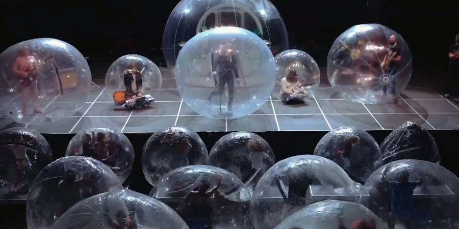 کرونا و صنعت کنسرت؛ برگزاری کنسرت موسیقی در آمریکا با استفاده از حباب های پلاستیکی