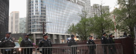 مردی از برج ترامپ در شیکاگو آویزان شده و خواستار صحبت با دونالد ترامپ است + ویدیو