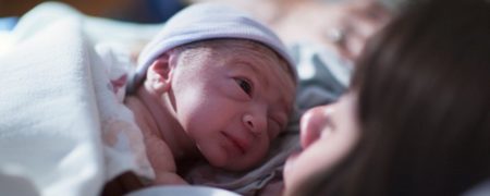 دانشمندان: خوراندن مدفوع مادر به نوزادان سزارینی سیستم ایمنی‌شان را قوی می‌کند