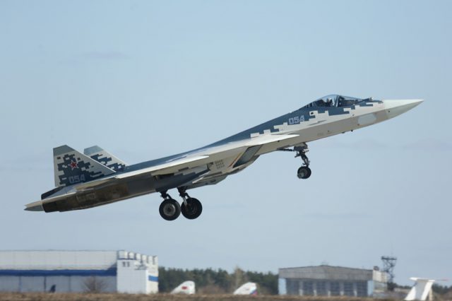 در ویدیویی که به تازگی منتشر شده یک خلبان روسی دیده می شود، در حالی که در کابین او باز است جدیدترین جنگنده رادارگریز Su-57 را هدایت می کند.