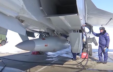 در ویدیویی که به تازگی منتشر شده یک خلبان روسی دیده می شود، در حالی که در کابین او باز است جدیدترین جنگنده رادارگریز Su-57 را هدایت می کند.