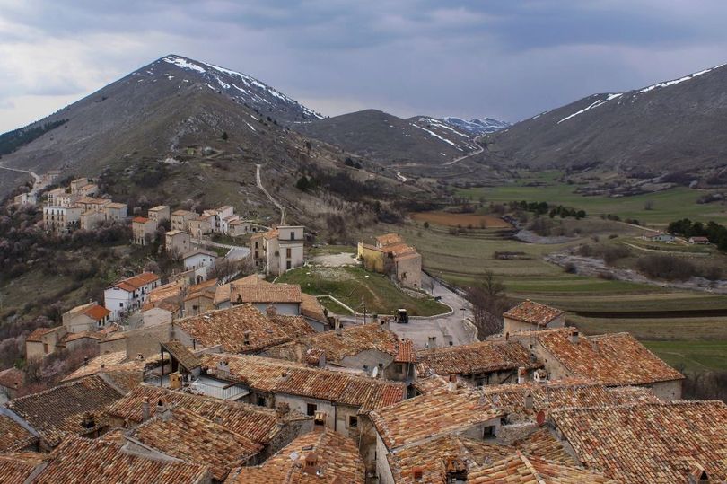 روستای سانتو استفانو دی سسانیو در ایتالیا مشوق های مالی قابل توجهی برای کسانی در نظر گرفته که به این روستا نقل مکان کرده و به این روستا زندگی ببخشند.