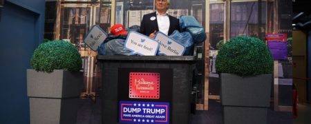 موزه مادام توسو در برلین مجسمه مومی دونالد ترامپ و متعلقاتش را به سطل زباله انداخت