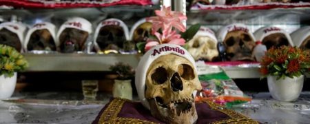 رسم عجیب مردم بولیوی؛ تزئین جمجمه مردگان برای کسب شانس و سلامتی