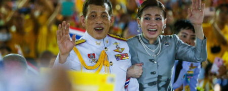 قدرت نمایی پادشاه تایلند در میان طرفداران خاندان سلطنتی در خیابان‌های بانکوک + ویدیو