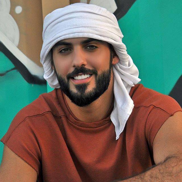 آیا عمر برکان الغلا ، شاعر، بازیگر، مدل و چهره سرشناس رسانه های اجتماعی یکی از آن جمله مردانی است که برای ماندن در عربستان سعودی بیش از حد جذاب و زیبا بود؟