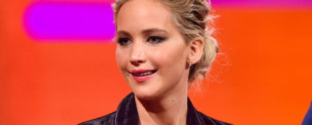 رقص و پایکوبی جنیفر لارنس با پیژامه در خیابان‌های بوستون پس از پیروزی جو بایدن + ویدیو