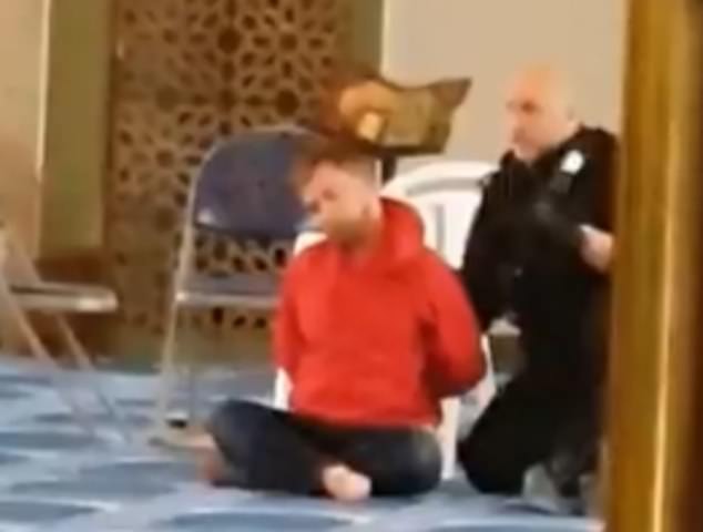 یک مرد بریتانیایی که امام جماعت مسجدی در لندن را در برابر چشمان بهت زده نمازگزاران در مسجد مورد حمله قرار داد درخواست کرده است به زندان محکوم شود