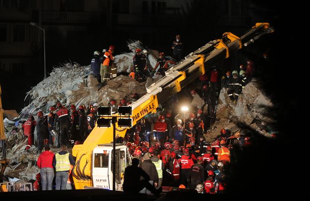 زلزله ترکیه؛ دختر نوجوان پس از ۵۸ ساعت از زیر آوار زنده بیرون آمد