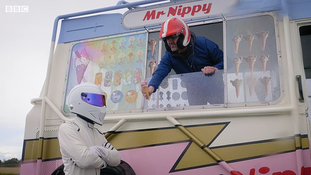 مجری 47 ساله برنامه Top Gear شب یکشنبه سوار یک ون الکتریکی که Mr Nippy نام داشت شده