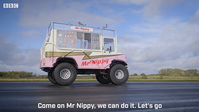 مجری 47 ساله برنامه Top Gear شب یکشنبه سوار یک ون الکتریکی که Mr Nippy نام داشت شده