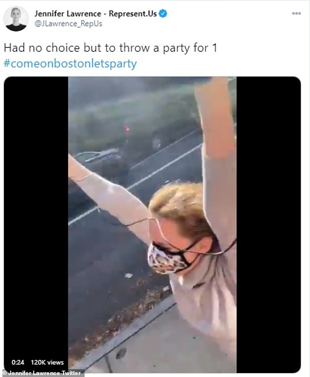بعد از باخبر شدن از پیروزی جو بایدن ، جنیفر لارنس ویدیویی از خود منتشر کرد که با پیژامه صورتی رنگ در خیابان های بوستون در حال رقص و پایکوبی است.