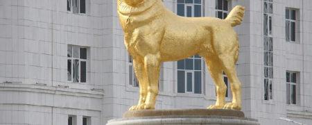 رونمایی از تندیس طلایی غول پیکر سگ آلابای در عشق آباد توسط دیکتاتور ترکمنستان