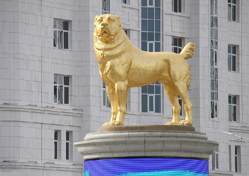 رونمایی از تندیس طلایی غول پیکر سگ آلابای در عشق آباد توسط دیکتاتور ترکمنستان