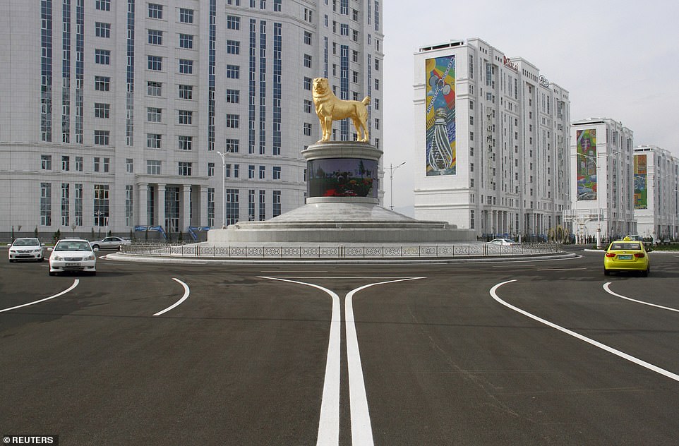 رییس جمهور ترکمنستان از یک مجسمه طلایی 50 فوتی (15.24) متری از نژاد سگ محبوبش، آلابای، در پایتخت این کشور رونمایی کرده است.