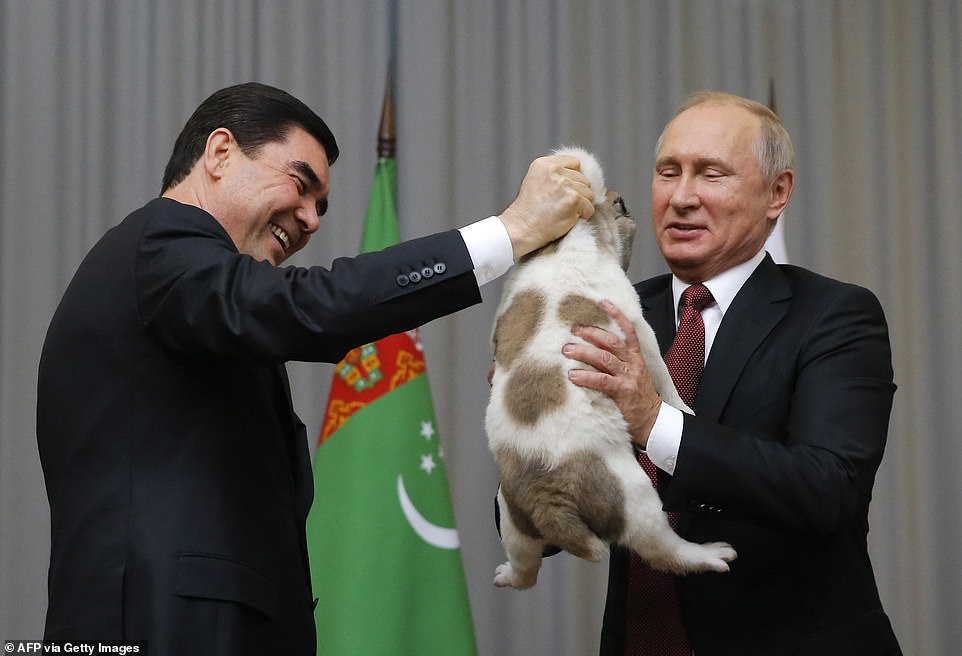 رییس جمهور ترکمنستان از یک مجسمه طلایی 50 فوتی (15.24) متری از نژاد سگ محبوبش، آلابای، در پایتخت این کشور رونمایی کرده است.