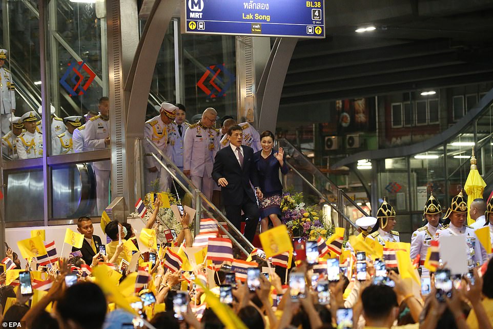 ماها واجیرالونگکورن بودیندرادبایاوارانگکون، پادشاه تایلند و ملکه سوثیدا در مراسم افتتاح خط جدید مترو بانکوک شرکت کرده و سوار مترو شدند.