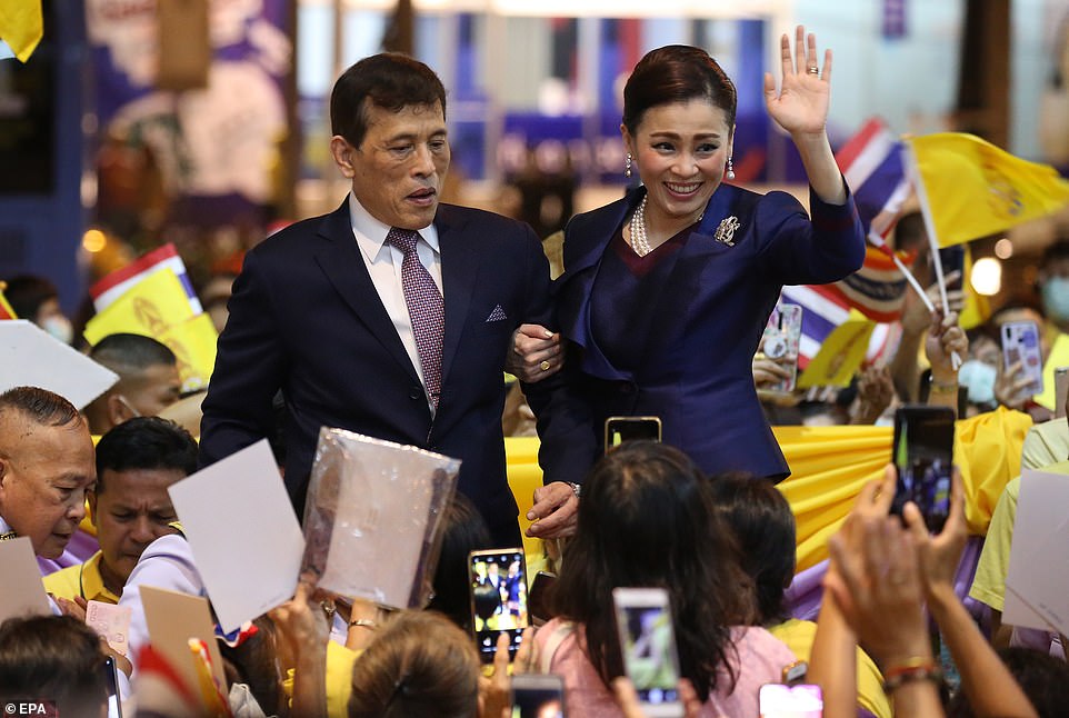 ماها واجیرالونگکورن بودیندرادبایاوارانگکون، پادشاه تایلند و ملکه سوثیدا در مراسم افتتاح خط جدید مترو بانکوک شرکت کرده و سوار مترو شدند.