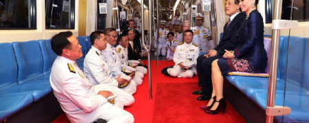 مترو سواری ملکه و پادشاه تایلند در بحبوحه اعتراضات گسترده؛ ملازمان لبخندزنان روی زمین