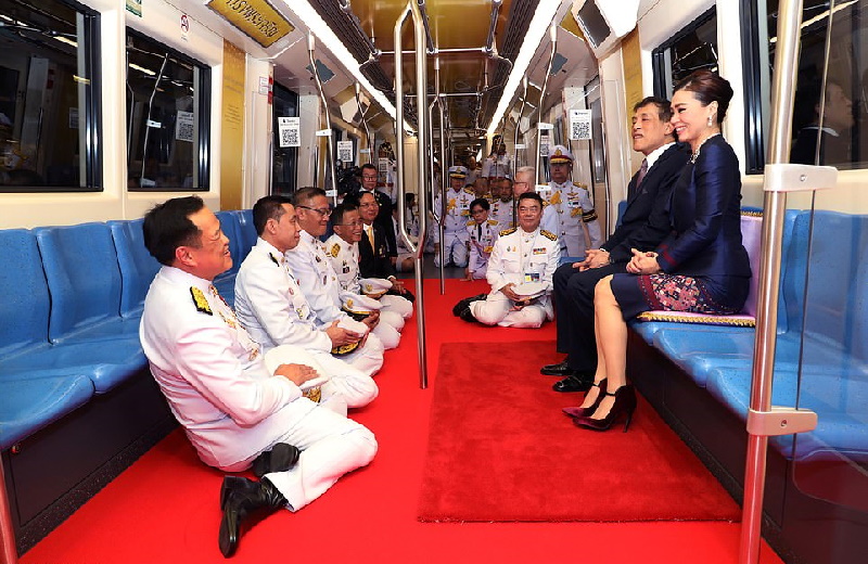 مترو سواری ملکه و پادشاه تایلند در بحبوحه اعتراضات گسترده؛ ملازمان لبخندزنان روی زمین