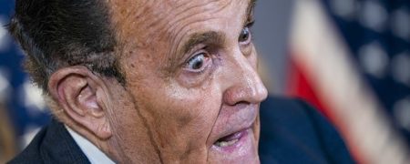 شُره کردن رنگ مو در کنفرانس خبری؛ حاشیه جدید وکیل دونالد ترامپ