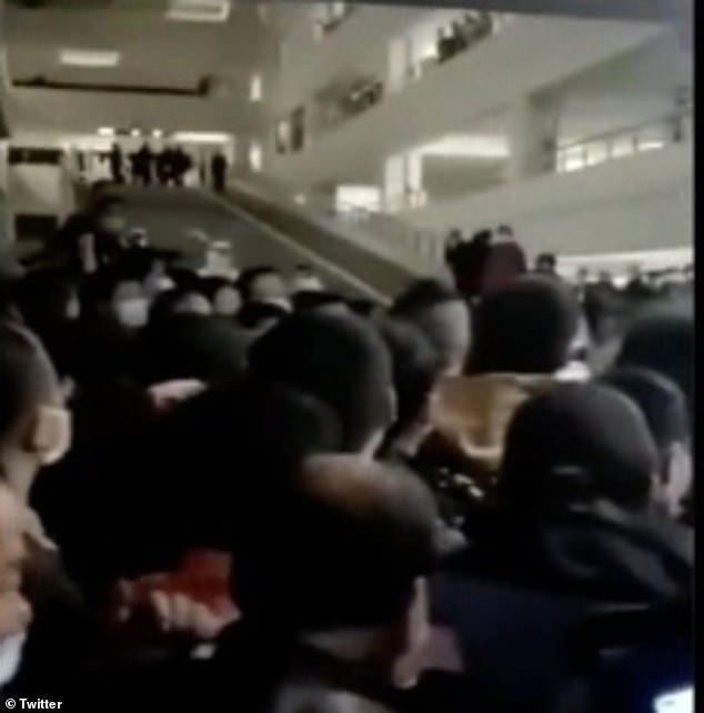 روز جمعه فرودگاهی در چین بعد از مثبت شدن نتیجه تست کرونا یکی از کارمندان دچار هرج و مرج شدید شد زیرا مقامات تصمیم گرفتند تا از تمامی حاضران در فرودگاه تست کرونا بگیرند.