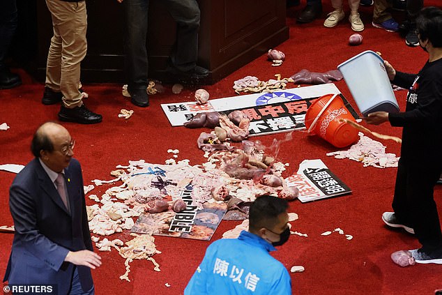 قانونگذاران تایوانی علیه تصمیم دولت برای تسهیل واردات گوشت خوک از ایالات متحده دست به اعتراض زده و با پرتاب دل و روده خوک به این تصمیم واکنش نشان دادند.