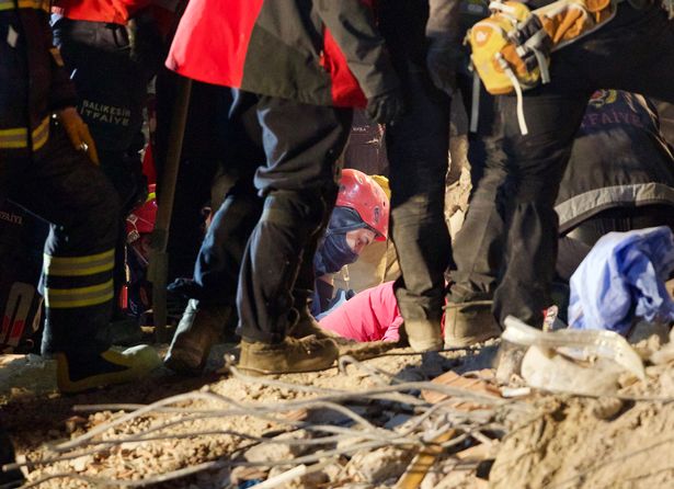 زلزله ترکیه؛ دختر نوجوان پس از ۵۸ ساعت از زیر آوار زنده بیرون آمد