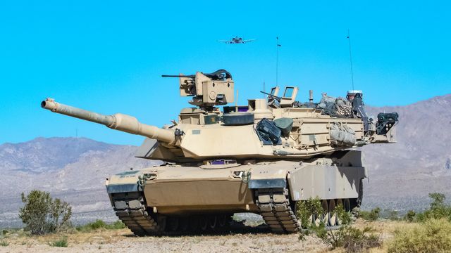 آخرین بروزرسانی تانک M1A2 Abrams با استفاده از سیستم حفاظت فعال Trophy ساخت اسراییل بود که از ترکیبی از رادارها رهگیرهای گلوله ای است.