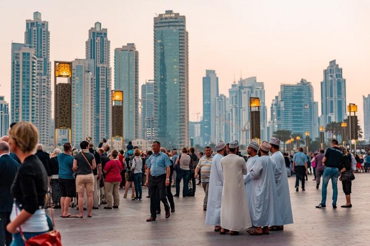 امارات اعلام کرده است که نوشیدن مشروبات الکلی و زندگی مشترک زن و مرد بدون ازدواج رسمی مجاز بوده و قتل های ناموسی نیز دیگر در قالب جرم شناسایی خواهند شد.