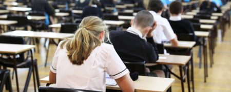 کتب درسی انگلیس علیه کلیشه های جنسیتی؛ زنان مکانیک و مردان کیک پز می شوند