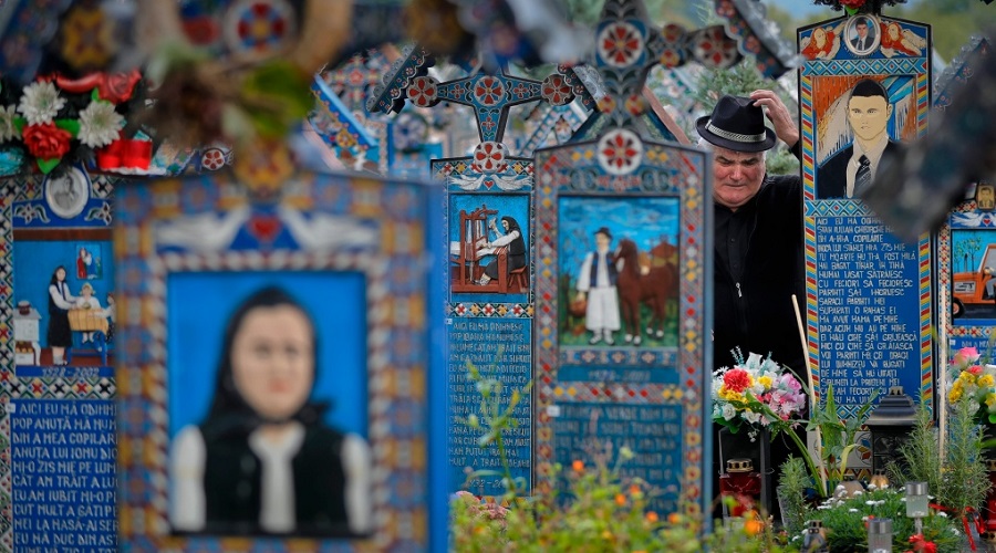 قبرستان فکاهی؛ گورستانی در رومانی با قبرنوشته های طنزآمیز درباره مردگان