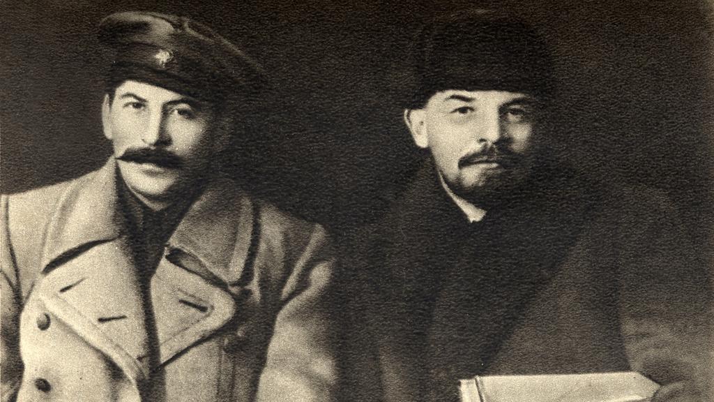 ژورف استالین که دوستانش او را «جو» صدا می زدند اما مادرش هنگام تولد نام او را «یُسِب بِساریونیس دزِ جوغاشویلی» گذاشته بود، مردی است که شوربختانه احتیاجی به معرفی ندارد